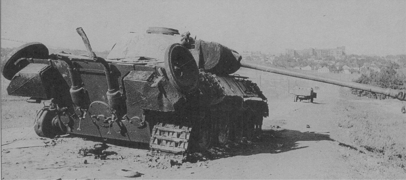 Немецкая "пантера" подбитая во время боев за Харьков 1943