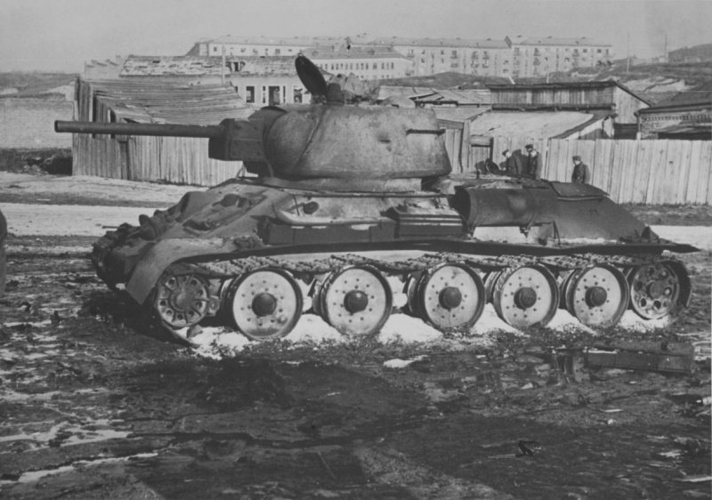 Сгоревший танк Т34. Битва за Харьков 1943 год