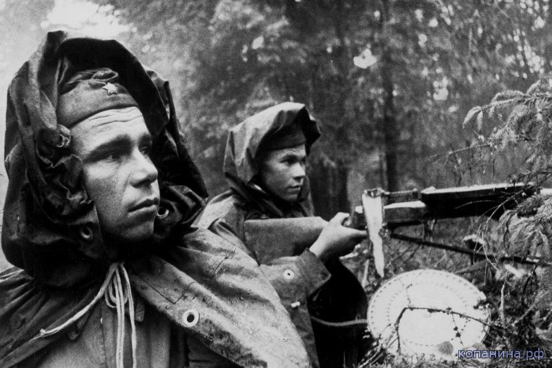 Советские солдаты в лесу. Тактика боя