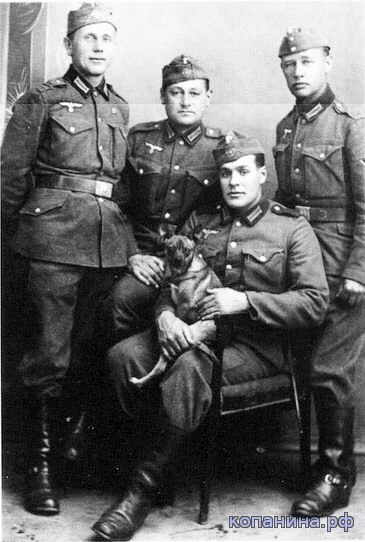 немецкие солдаты в переделанных куртках австрийской армии