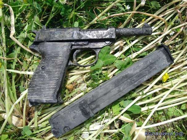 находки черных копателей - немецкий пистолет
