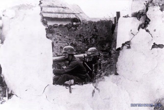 Немецкие солдаты с панцершреком