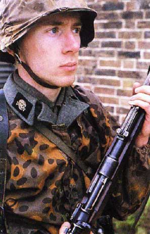 Рядовой из дивизии СС "Тотенкопф". Одет в камуфляжную куртку с осенним рисунком 
