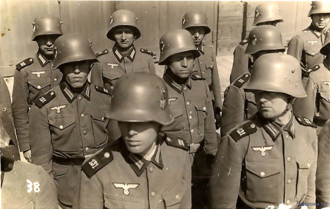 Солдаты вермахта в шлемах М16\17\18: