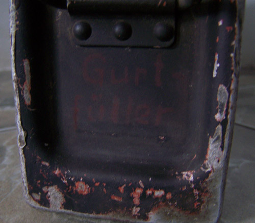 Надпись на ящике с машинкой для снаряжения лент
