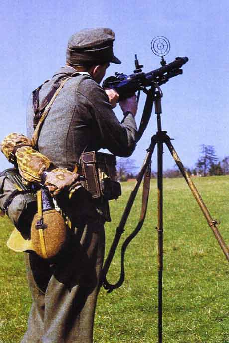Солдат с пулеметом Мг34, установленном на зенитный станок Dreifuss-34