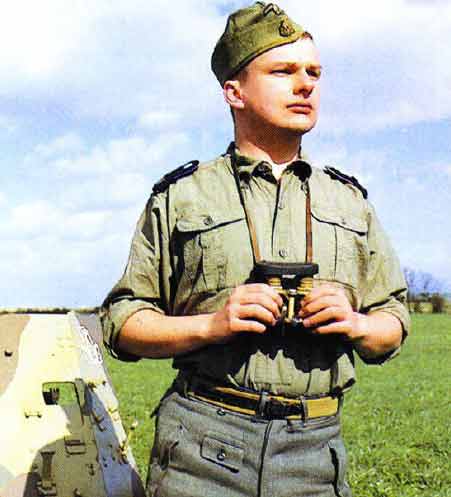 Стрелок из дивизии СС "Лейбштандарт Адольф Гитлер" одет в качественную хлопковую рубашку
