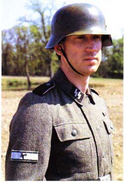 Рядовой пехотинец войск СС в мундире обр. 1943г. Головной убор - стальной шлем образца 1942 года. 