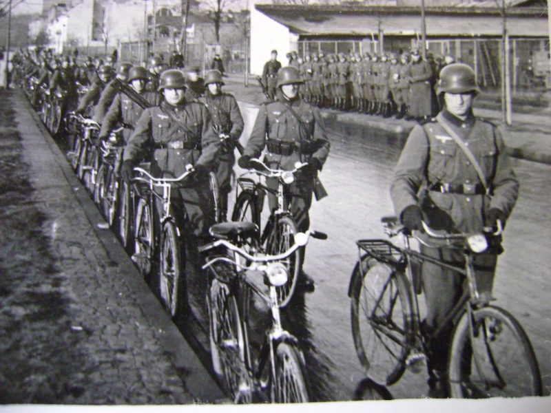 Колонна немецких велосипедистов