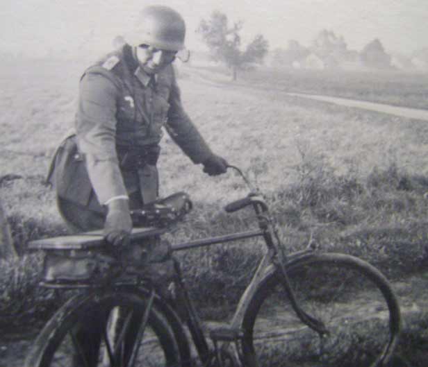 Немецкий солдат со своим велосипедом